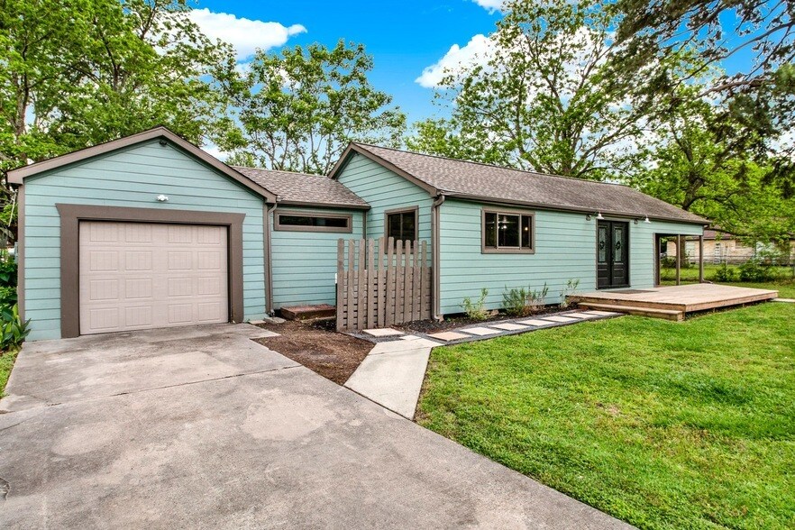 307 Carrell St in Tomball, TX - Building Photo