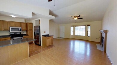 600 Hazelhurst Way in Coalinga, CA - Foto de edificio - Building Photo