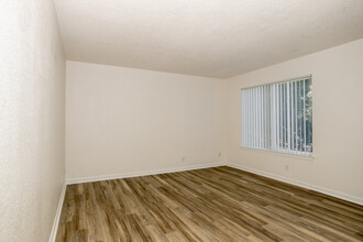 La Loma Terrace in Rancho Cordova, CA - Foto de edificio - Interior Photo