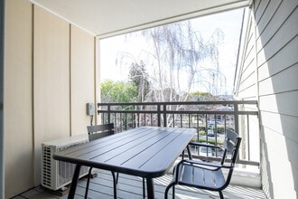 1050 Benton St in Santa Clara, CA - Foto de edificio - Building Photo