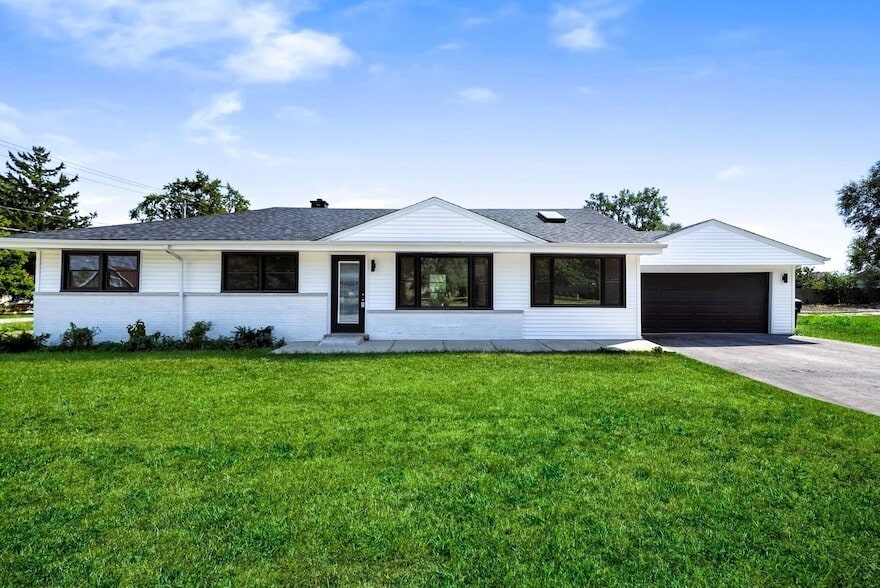 19W719 W Holtz Ave, Unit 0105 in Addison, IL - Building Photo