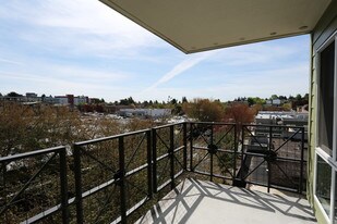 Towers on Greenwood in Seattle, WA - Building Photo