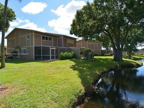381 Maplecrest Cir in Jupiter, FL - Building Photo - Building Photo