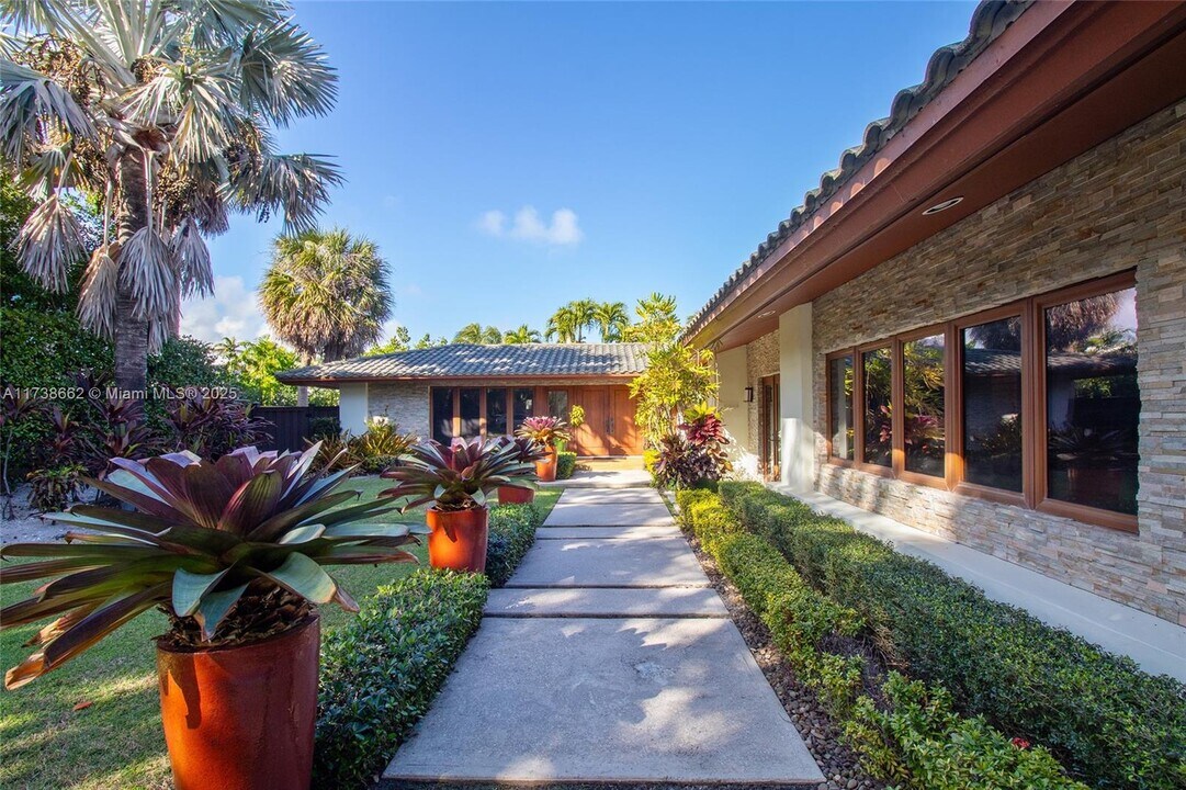 2425 Barcelona Dr in Fort Lauderdale, FL - Building Photo