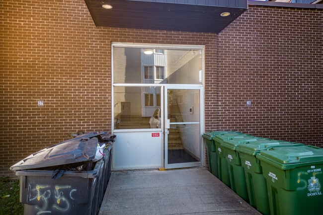 55 Bouchard Boul in Dorval, QC - Building Photo - Building Photo