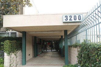 Queensland Manor North in Los Angeles, CA - Building Photo - Building Photo