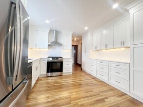 88 Greaton Rd, Unit 1 in Boston, MA - Foto de edificio - Building Photo