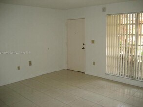 10832 N Kendall Dr in Miami, FL - Building Photo - Building Photo