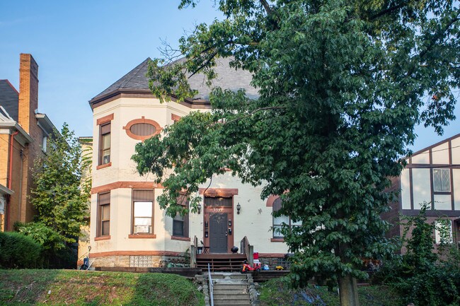 Brighton Heights Gracious Charmer in Pittsburgh, PA - Foto de edificio - Building Photo