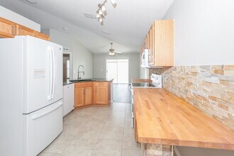 12620 Lake Vista Dr in Gibsonton, FL - Building Photo - Building Photo