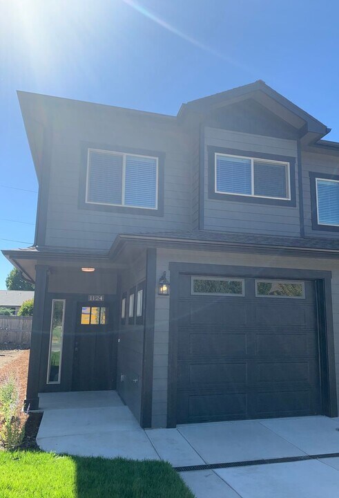 1120 SE Catherine Way in Grants Pass, OR - Building Photo