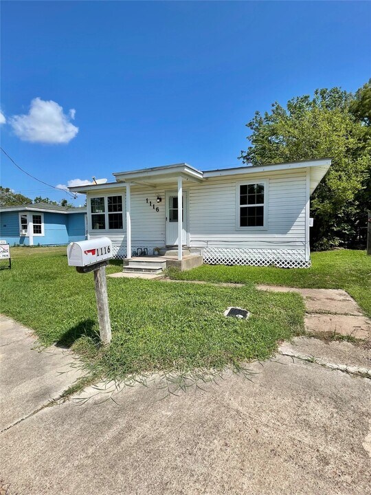 1116 W 9th St in Freeport, TX - Building Photo