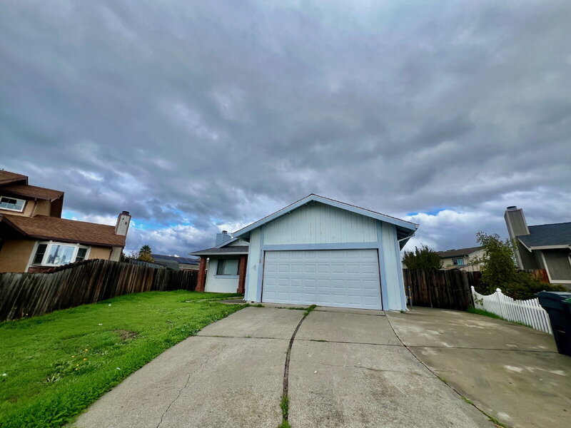 827 Crested Dr in Suisun City, CA - Building Photo