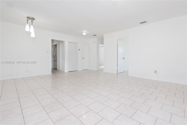 141 NW 43rd Pl, Unit 143 in Miami, FL - Building Photo - Building Photo
