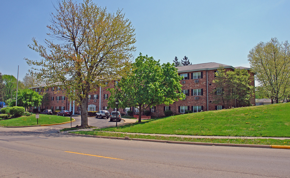 Charleston Court in South Charleston, OH - Building Photo