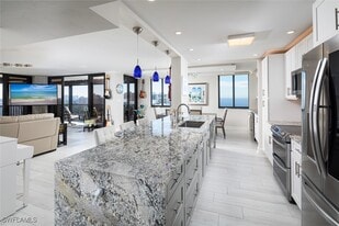 11 Bluebill Ave in Naples, FL - Building Photo