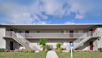 Villas at Palm Beach in West Palm Beach, FL - Building Photo