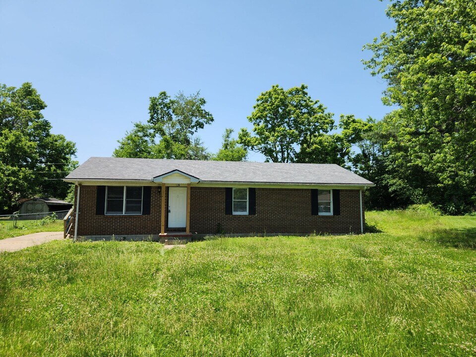 109 Eagle Dr in Lawrenceburg, KY - Building Photo