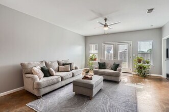 905 S Medina St, Unit B in Lockhart, TX - Building Photo - Building Photo
