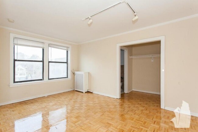 739 W Belmont Ave in Chicago, IL - Foto de edificio - Building Photo