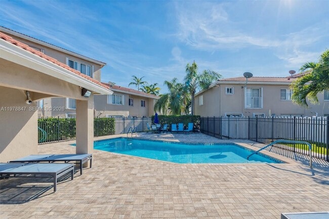 126 Riviera Cir in Weston, FL - Foto de edificio - Building Photo