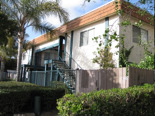 Camino Pointe Apartments in Carlsbad, CA - Foto de edificio - Building Photo