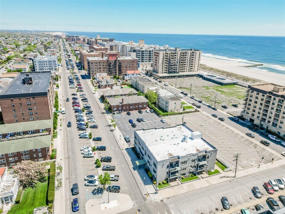 302 E Broadway in Long Beach, NY - Building Photo