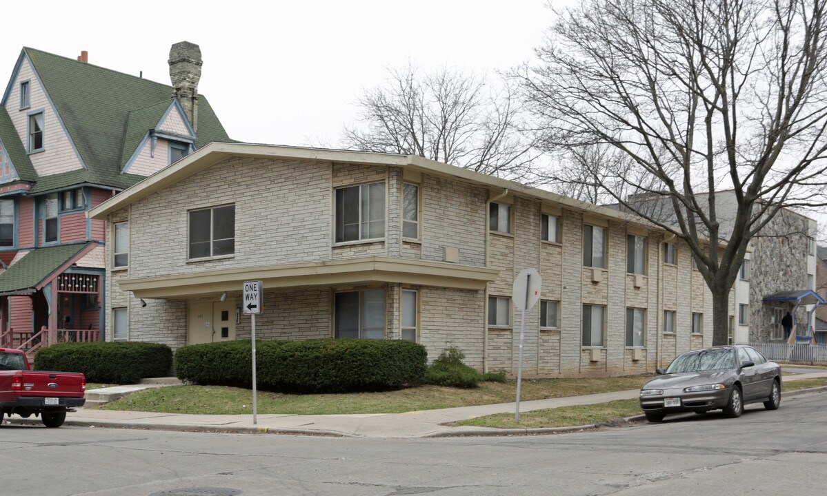 857 N 29th St in Milwaukee, WI - Foto de edificio