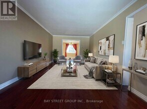 2079 Pineview Dr in Oakville, ON - Building Photo - Building Photo