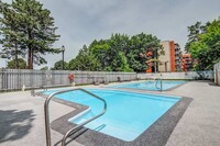 Pine Terrace Apartments in Burlington, ON - Building Photo - Building Photo