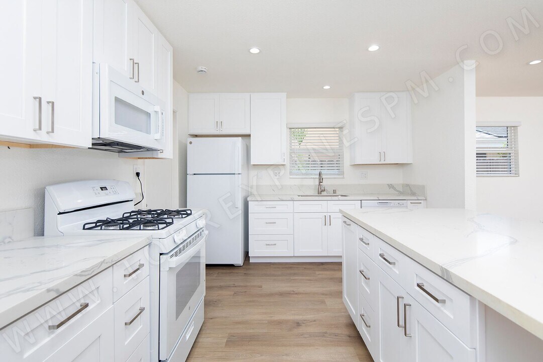 4954 Millwood Rd in San Diego, CA - Building Photo