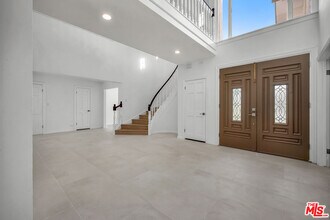 17606 Camino De Yatasto in Los Angeles, CA - Building Photo - Building Photo