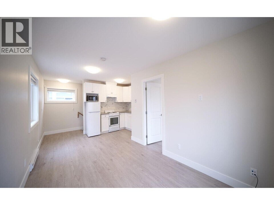 1044 Quadling Ave in Coquitlam, BC - Building Photo