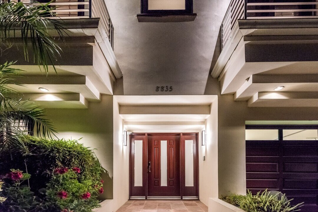 8835 Evanview Dr in Los Angeles, CA - Building Photo