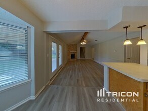 8033 Berrybrook Dr in Watauga, TX - Foto de edificio - Building Photo