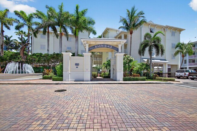 275 NW Flagler Ave, Unit 204 in Stuart, FL - Building Photo - Building Photo