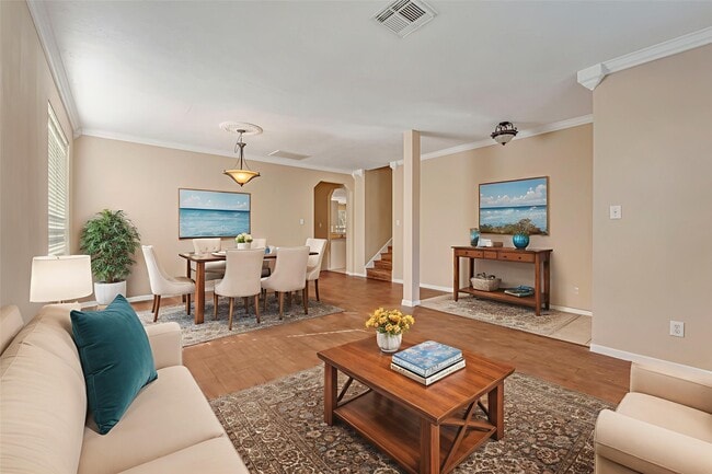 property at 914 Chapwood Ct