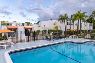 Harold Square in Hollywood, FL - Foto de edificio - Building Photo