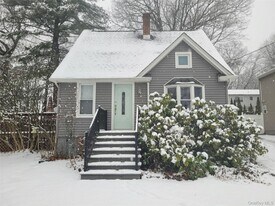 33 Chestnut St in Pearl River, NY - Building Photo