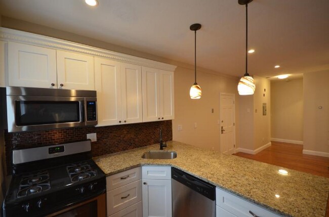 349 Sumner St, Unit 1 in Boston, MA - Foto de edificio - Building Photo