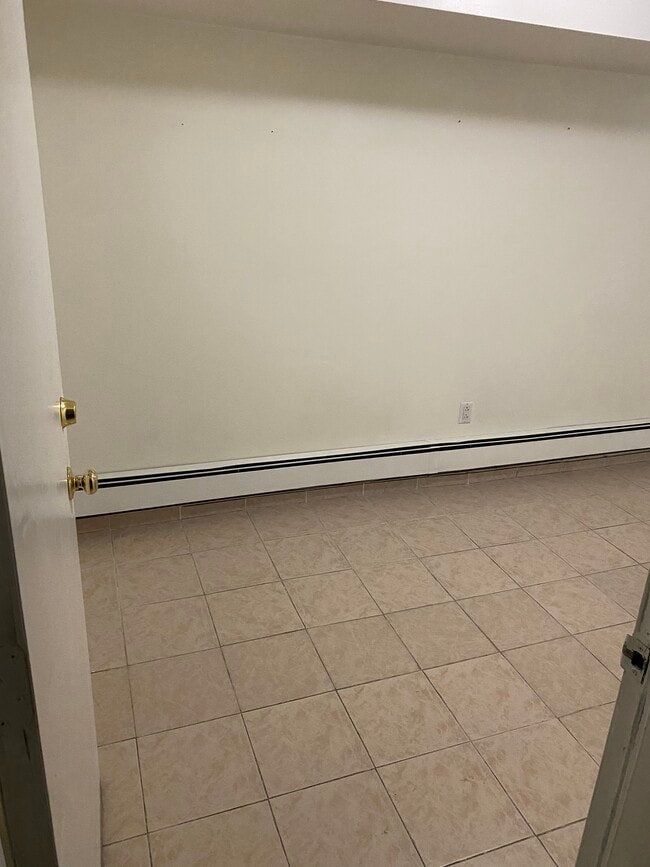 749 S Broad St, Unit Ground in Elizabeth, NJ - Building Photo - Building Photo