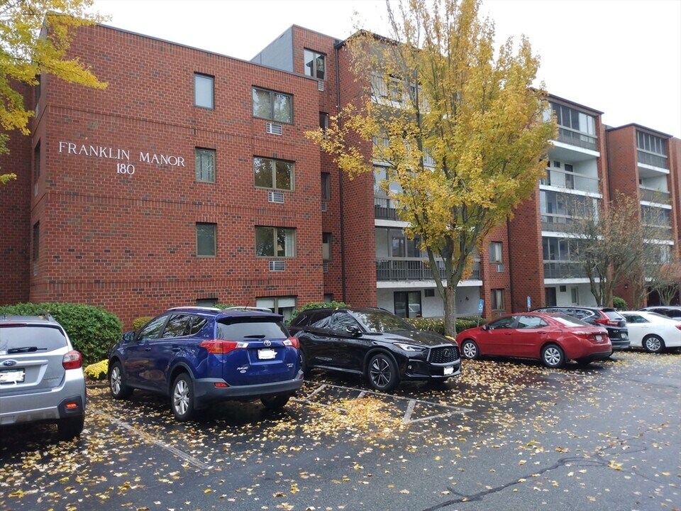 180 Green St in Melrose, MA - Building Photo