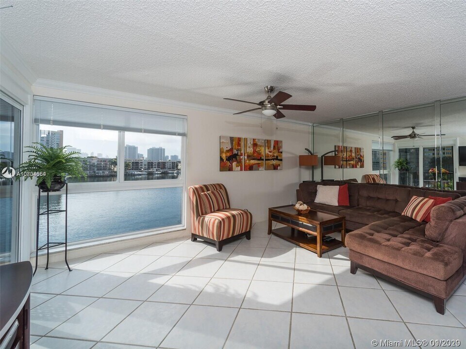 2420 Diana Dr-Unit -401 in Hallandale Beach, FL - Foto de edificio