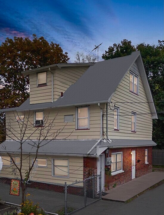 29 Locust St in Haskell, NJ - Building Photo