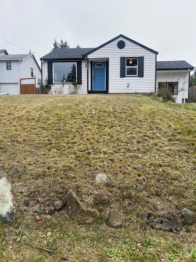 property at 558 Windsor Pl NE