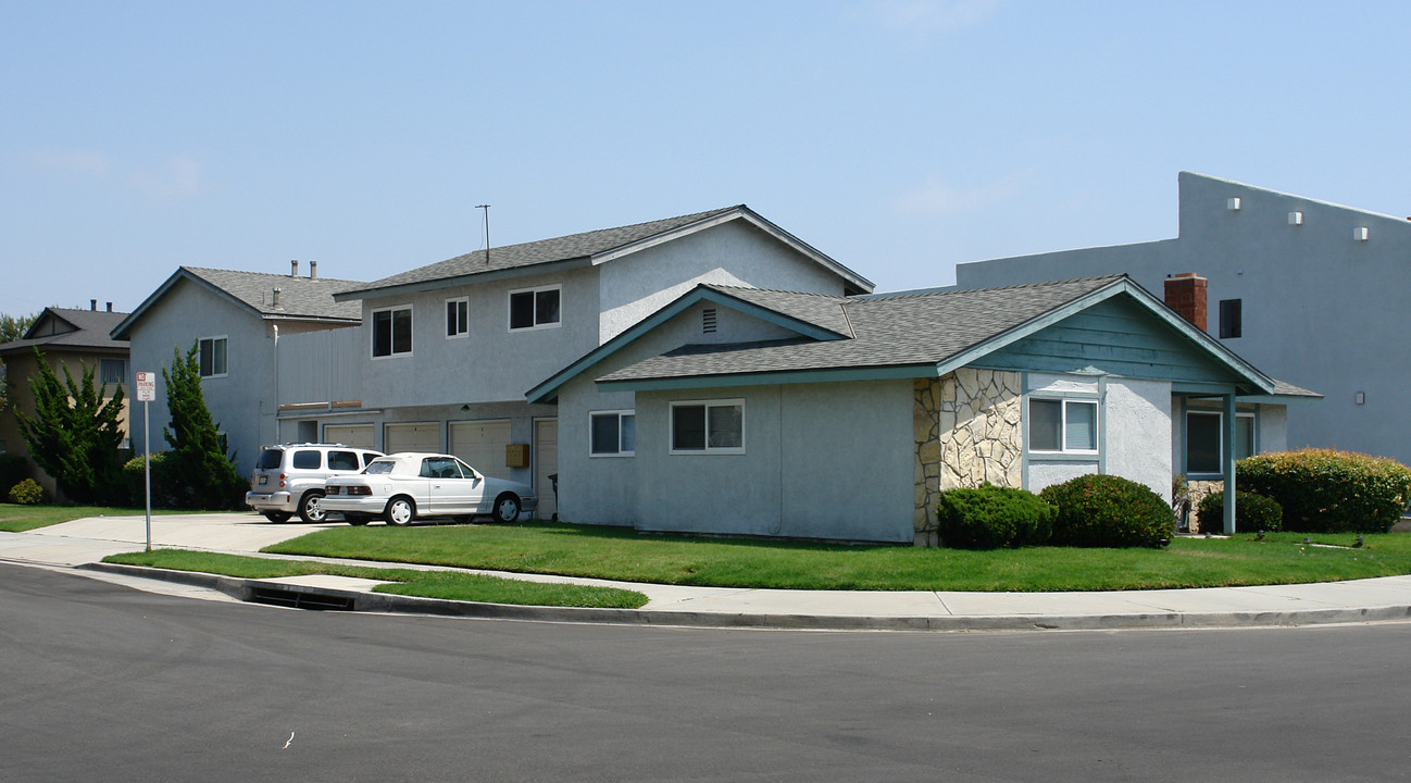 16632 Blanton St in Huntington Beach, CA - Foto de edificio