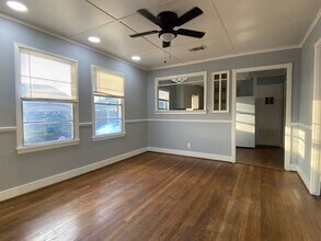 204 E Houston St in Highlands, TX - Building Photo - Building Photo