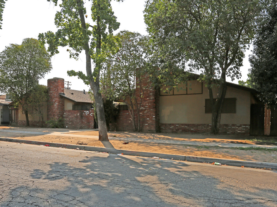 3378 E Sierra Madre Ave in Fresno, CA - Building Photo