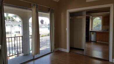 21171 Lochlea Ln, Unit #B in Huntington Beach, CA - Building Photo - Building Photo