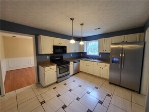 556 Creekstone Dr in Jonesboro, GA - Building Photo - Building Photo